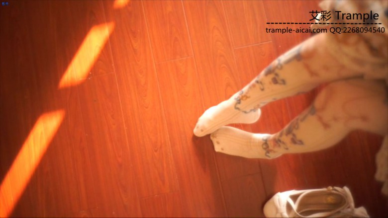 小萝莉超美白丝袜诱惑