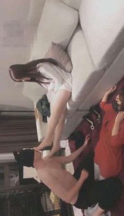 vivi女神最新玩弄淫荡男女奴践踏吃口水