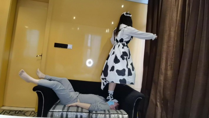 【小鹿】奶牛萝莉裙+奶牛棉袜，踩脸踩裆散散步