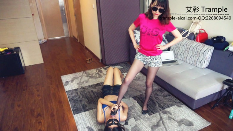 『小妮女女』 M女导员诱导美女学生虐自己