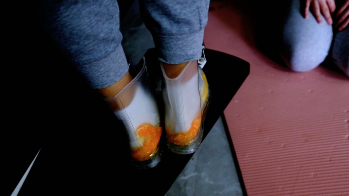 【惑心】极品靴子里榨汁吸管直接喝_HD绳艺资源