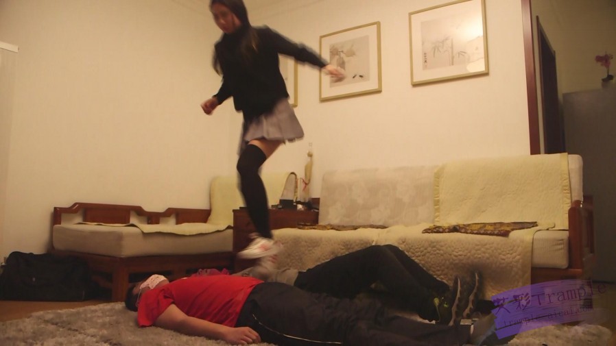 艾丝：哥哥父亲要求艾丝乱伦踩踏