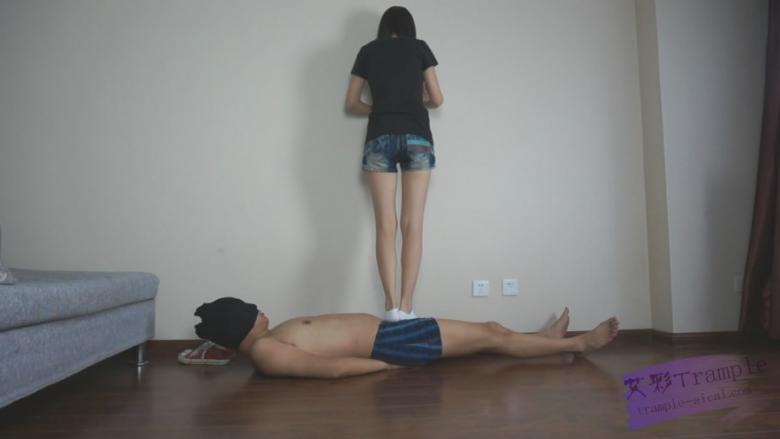 『灵魂女主』-白袜红色帆布鞋爆踩羞辱，沙发跳踩，窒息，口水