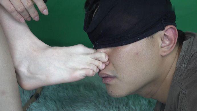 【南国原创】晓琴和闺蜜苏苏无情踩踏同学，美脚臭袜子玩弄,玩的很嗨！YC-220608-3