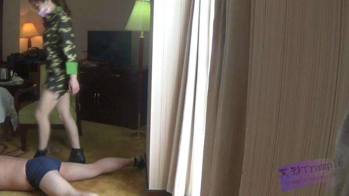 女特战队员审讯男俘虏