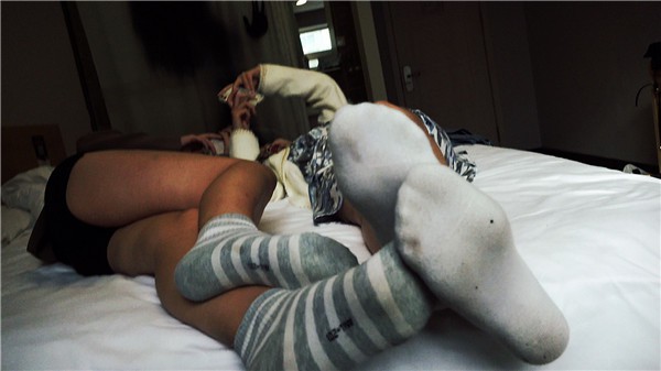 【校园女流氓】POV臭原味谈笑间羞辱除臭脚奴