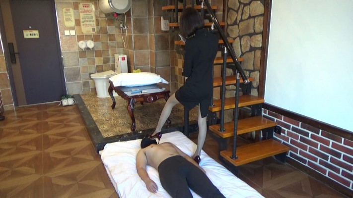 70斤海拉女神全体重踩踏调教 YC-220321-3