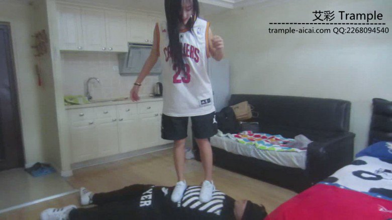 剧情美女球衣休闲板鞋踩踏舔鞋羞辱