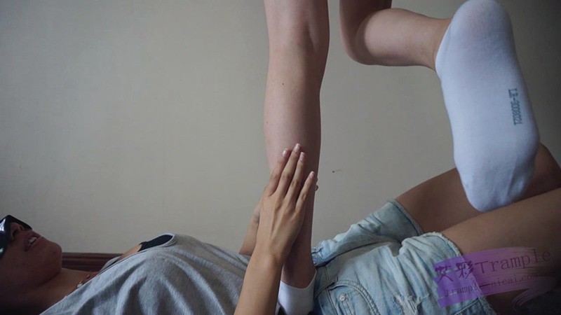 『小妮女女』恋足妹妹，撒娇让姐姐踩自己，舔姐姐的鞋袜