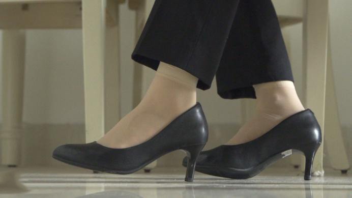 【贝琳】女销售的脚POV商务销售美女臭丝脚羞辱 还不跪下？含着我的丝袜脚 YC-220719-3