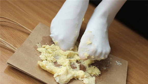 漂亮小妹妹白丝踩蛋糕_HD绳艺资源