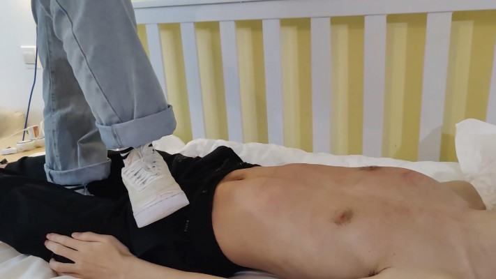 【猫猫大人工作室】姐姐单独调教瘦m，在身上踩鞋印 YC-211127-2