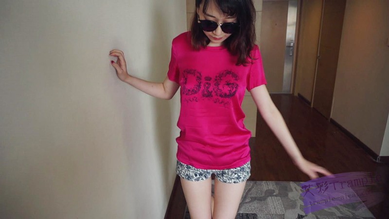 『小妮女女』恋足妹妹，撒娇让姐姐踩自己，舔姐姐的鞋袜