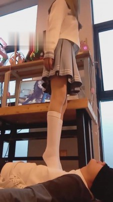 【重庆柠檬s】小白鞋过膝袜暴力揍18岁学生狗 bf10144