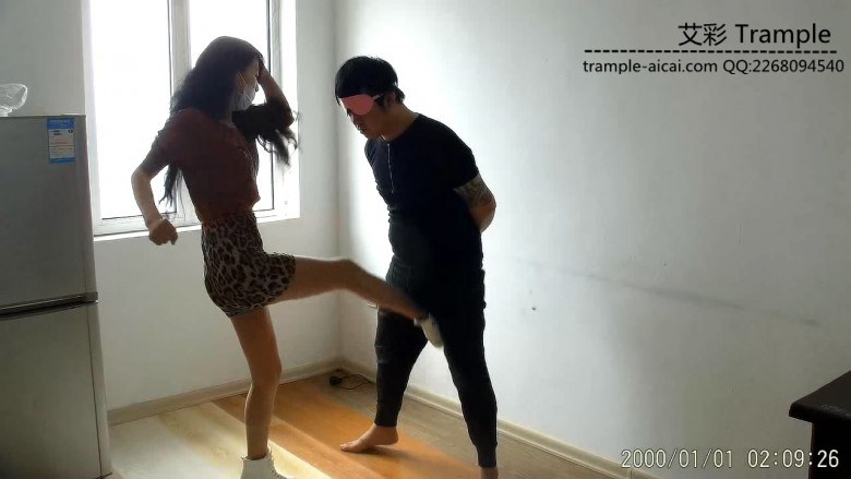 2人の肉糸美脚の足で顔を蹴った