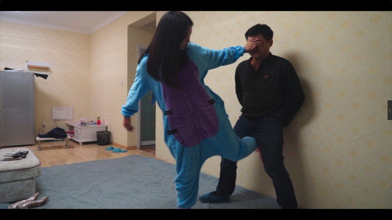 洛芸睡衣无作假暴力踢裆