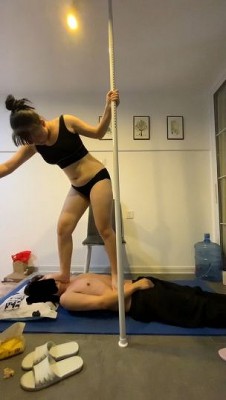 舞蹈生菲菲小主踩嘴贱毯子减肥-强力跳踩 闻舔舞蹈生的原味脚 YC-220321-4