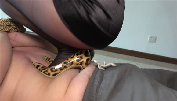 【冷柔】豹纹高跟连续超狠踩踏20分钟