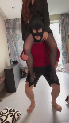 【二宝】素人模特黑丝高跟踩虐 bf15243