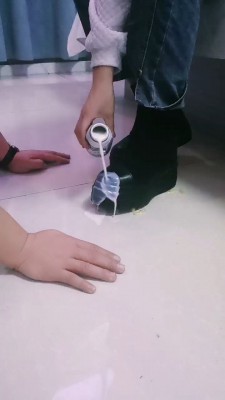 【吴迪】素人短靴脚踩喂食 bf22717