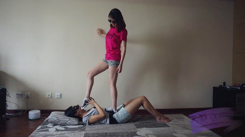 『小妮女女』恋足妹妹，撒娇让姐姐踩自己，舔姐姐的鞋袜