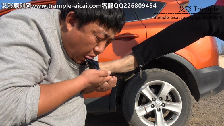 冷柔女主户外高跟踹头极端羞辱