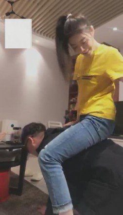 【VIVI】剧情:不良女学生戏弄家教