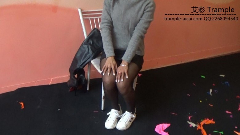 黑丝靴子踩气球2