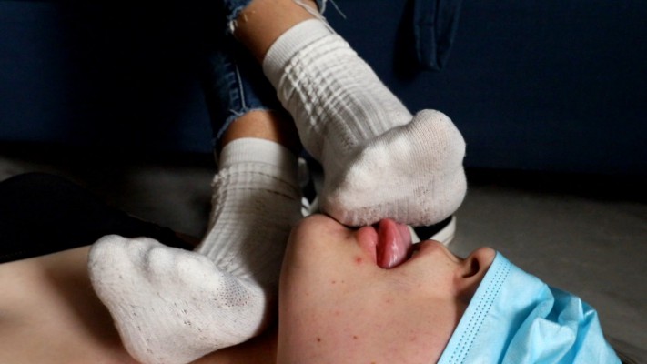 【惑心】贱母狗跪舔极臭脏袜子