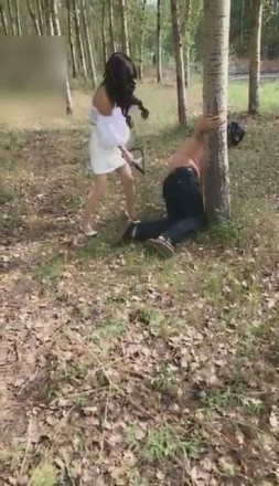 【冷柔】户外脏鞋底泥丝袜调教痛并快乐着