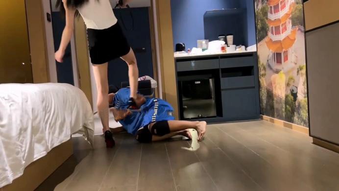 （全新）剧情片监狱长苏老师暴力鞭打调教犯人【苏曼】高跟踩踏鞭打调教 YC-221126-7