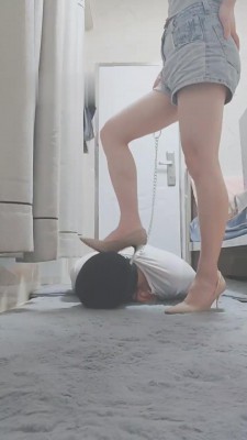 【灵竹】高跟肉丝踩踏脚奴 bf11826