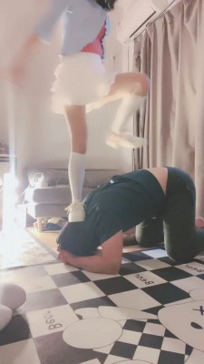 【桃子老师】学生主过膝袜虐打 bf20007