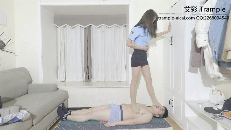 希雨美颜盛世踩跺脸头