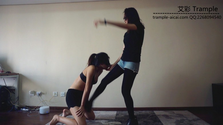 『小妮女女』原味白袜皮靴暴力调教瘦弱女M，踢裆，踩踏，羞辱，闻臭袜子。