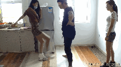 2人の肉糸美脚の足で顔を蹴った