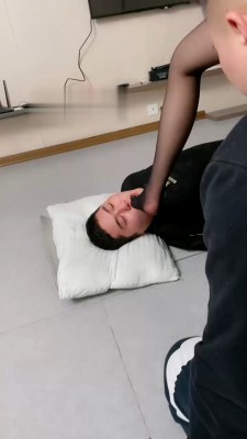 【麋鹿银儿】素人姐妹暴力虐打出气调 bf21836