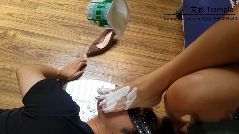 最新艾丝女王居家系列—–裸足喂食贱狗酸奶