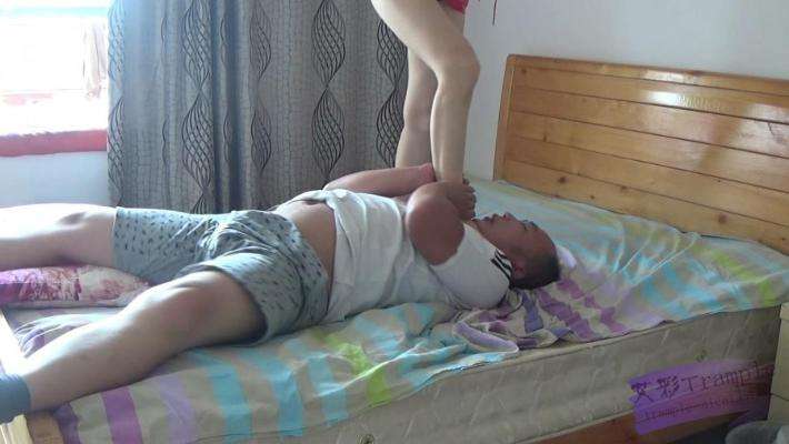 小薇美腿踩踏绞杀关节技坐脸