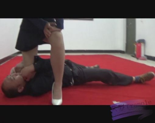 组织女杀手的暗杀行动，白色高跟踩死吐血