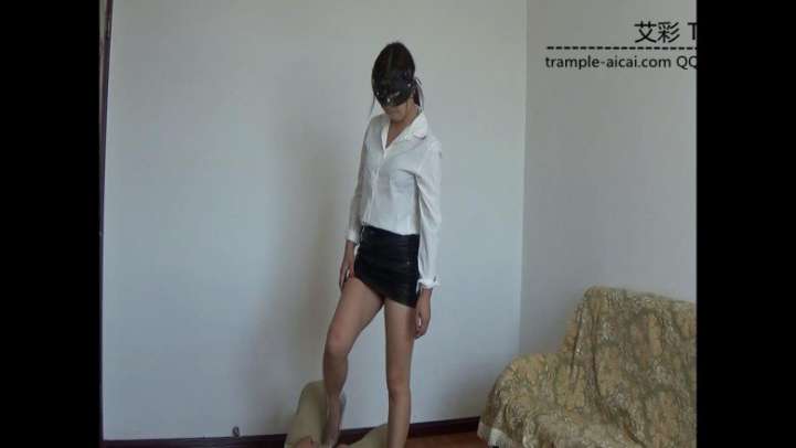 猥琐女下属遭虐打沦为脚奴