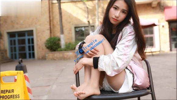 美女肉丝小白鞋