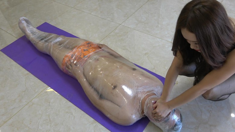 保鲜膜束缚窒息，虐脸，滴蜡