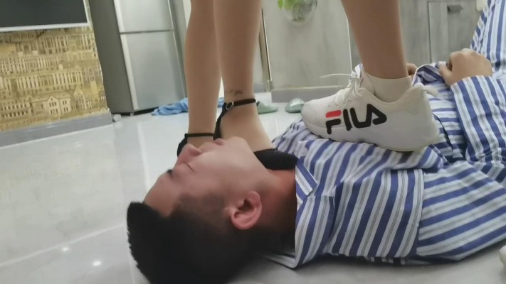 两位医护美女虐踩人 YC-220128-6