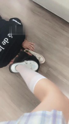 【欣欣】白丝萝莉主踢裆贱狗舔脚 bf17514