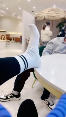 【大连小妮】奶茶店帆布鞋白袜踩帅哥 bf23369