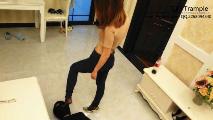 偷闻姐姐袜子的下场