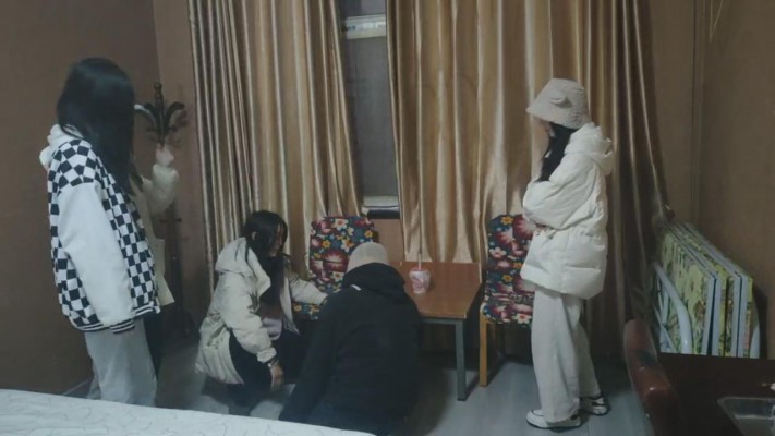 【最抗揍M】被素人精神小妹群调 bf23061