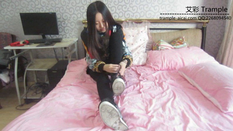 气质绝美长腿美女高帮休闲鞋踩枕头，换鞋大秀美腿