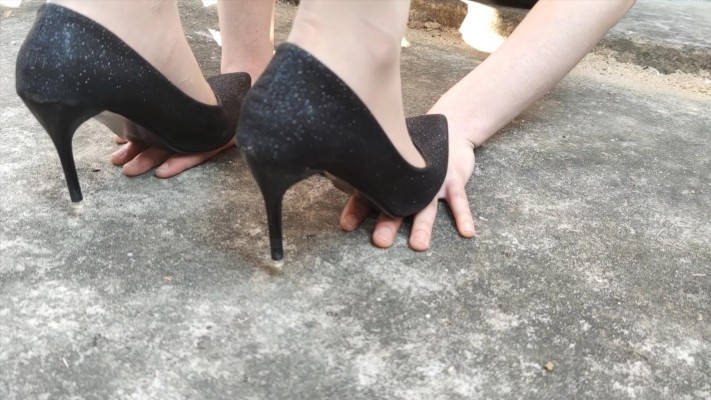 鱼爹户外踩胸和手，无视废物出血破皮